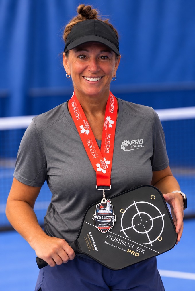 Natacha Frappier, entraîneuse-chef de pickleball chez Pro Pickleball, raquette à la main